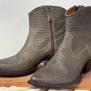 Frye Women’s Sacha Short Olive Textured Lizard Embossed Western Boots Size 10B
